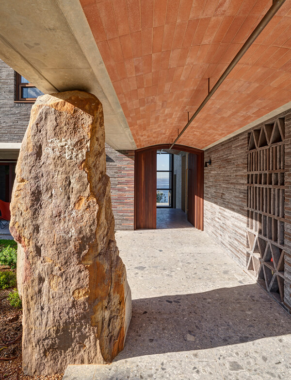 Architettura moderna: casa con rivestimento esterno in mattoni faccia vista design.