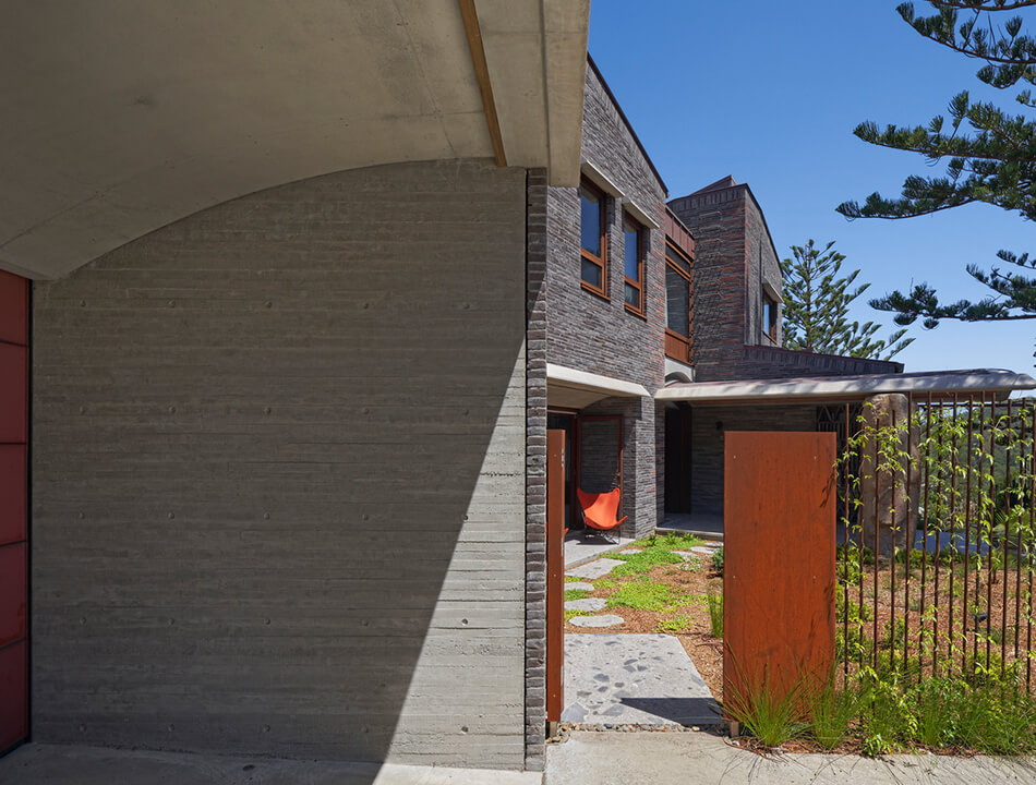 Architettura moderna: facciata con mattoni faccia vista lunghi, rivestimento esterno in mattoni design.