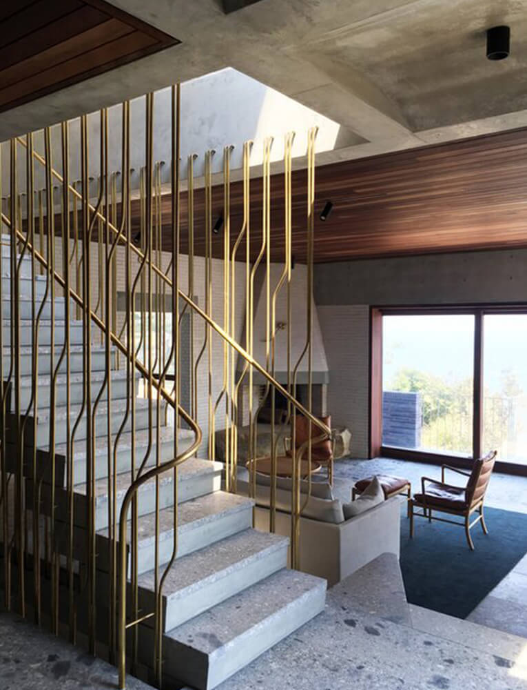 Facciata moderna in mattoni faccia vista allungati, un rivestimento esterno di design per architettura contemporanea.